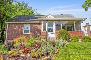 1049 Oak Avenue, Wyoming, OH 45215