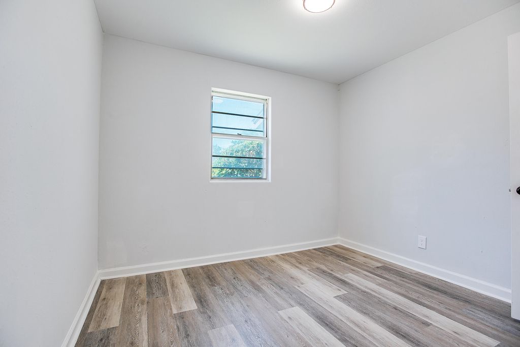 Image 12 of property listing at 210 Maryland Street, San Angelo, TX 76905