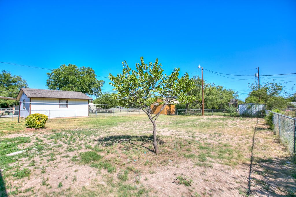 Image 19 of property listing at 210 Maryland Street, San Angelo, TX 76905