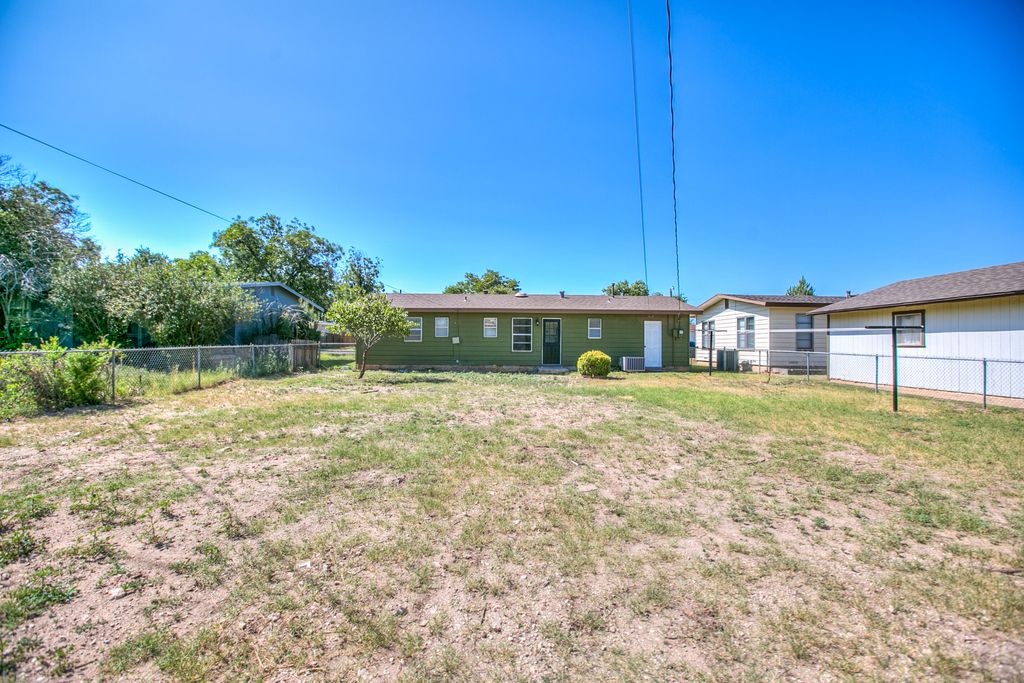 Image 20 of property listing at 210 Maryland Street, San Angelo, TX 76905