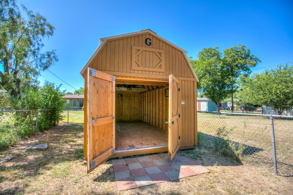 Image 21 of property listing at 210 Maryland Street, San Angelo, TX 76905
