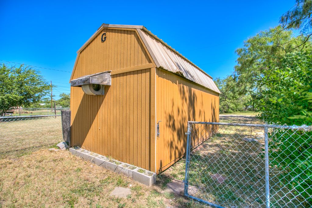 Image 23 of property listing at 210 Maryland Street, San Angelo, TX 76905