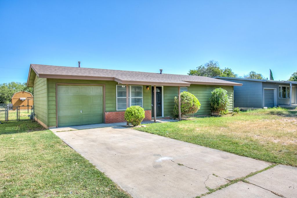 Image 27 of property listing at 210 Maryland Street, San Angelo, TX 76905
