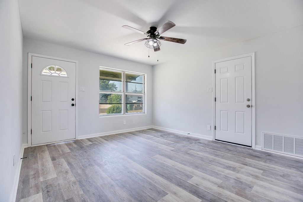 Image 3 of property listing at 210 Maryland Street, San Angelo, TX 76905
