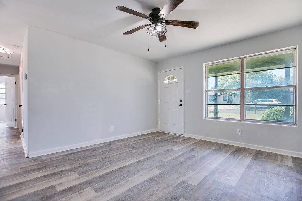 Image 4 of property listing at 210 Maryland Street, San Angelo, TX 76905
