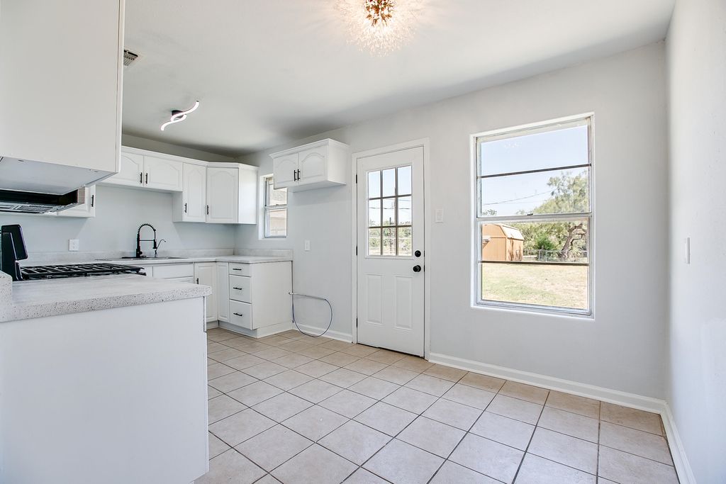 Image 6 of property listing at 210 Maryland Street, San Angelo, TX 76905