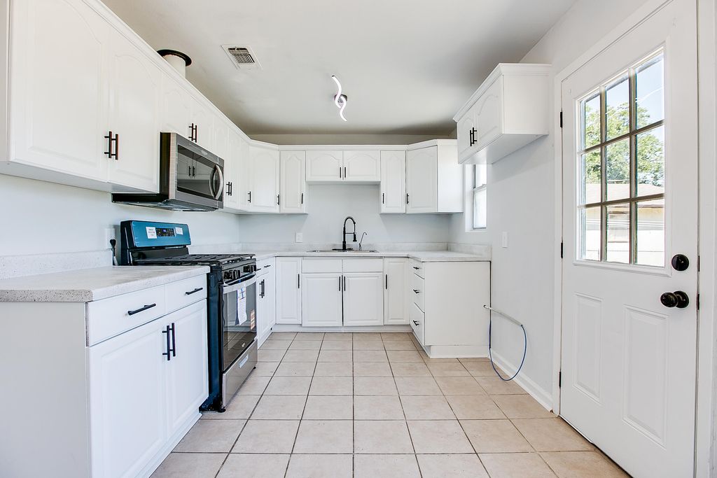 Image 7 of property listing at 210 Maryland Street, San Angelo, TX 76905