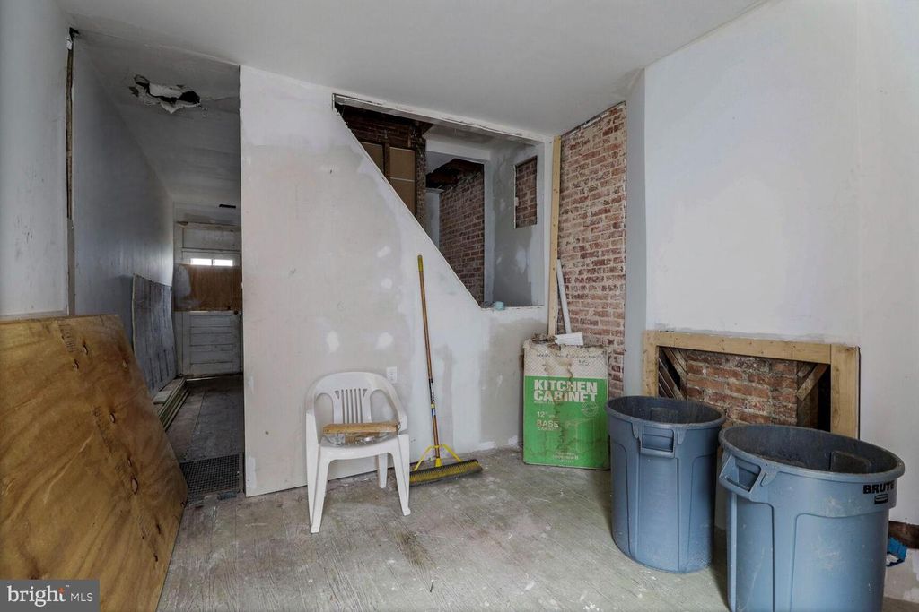 Image 2 of property listing at 3700 CHESTLE PL, Baltimore, MD 21224