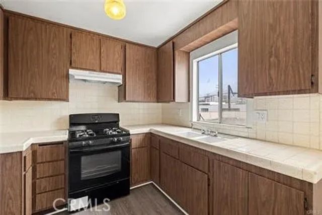 614 S Lake St E, Burbank, CA 91502