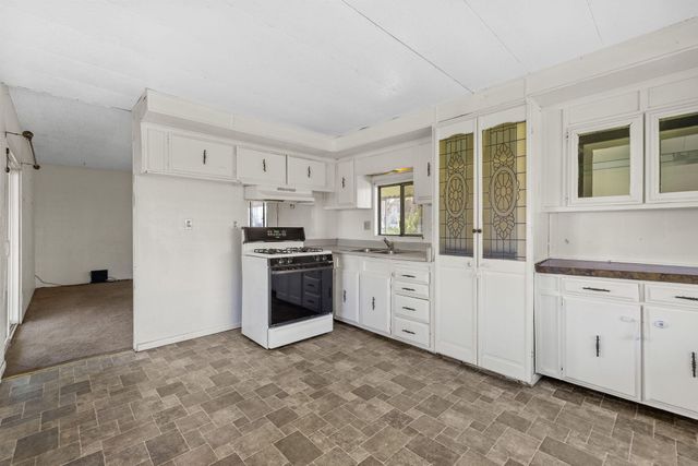 2705 W Alpine Avenue, Tulare, CA 93274