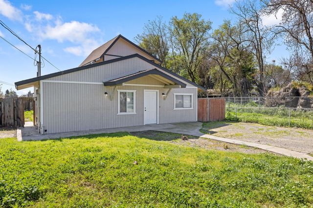 2705 W Alpine Avenue, Tulare, CA 93274