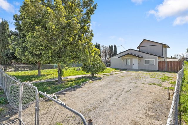 2705 W Alpine Avenue, Tulare, CA 93274