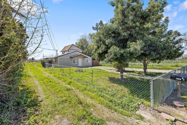 2705 W Alpine Avenue, Tulare, CA 93274