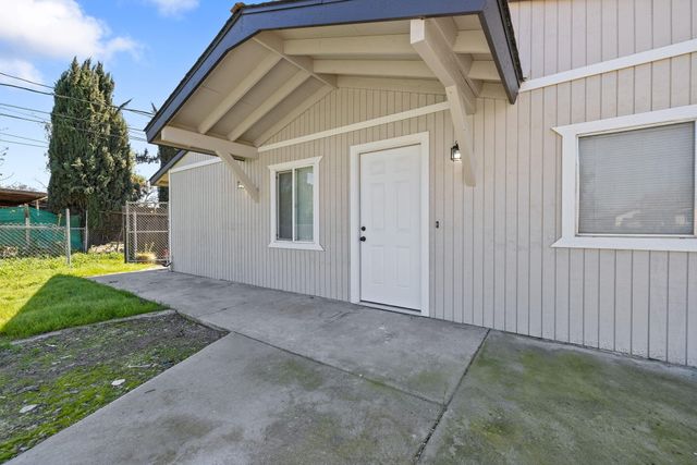 2705 W Alpine Avenue, Tulare, CA 93274