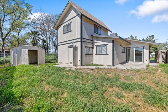 2705 W Alpine Avenue, Tulare, CA 93274