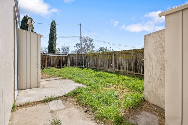 2705 W Alpine Avenue, Tulare, CA 93274