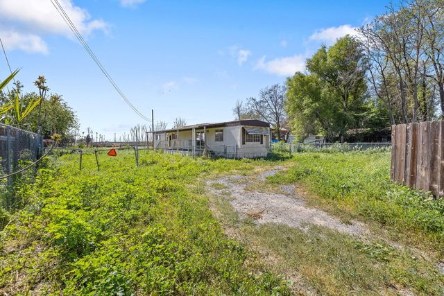 2705 W Alpine Avenue, Tulare, CA 93274