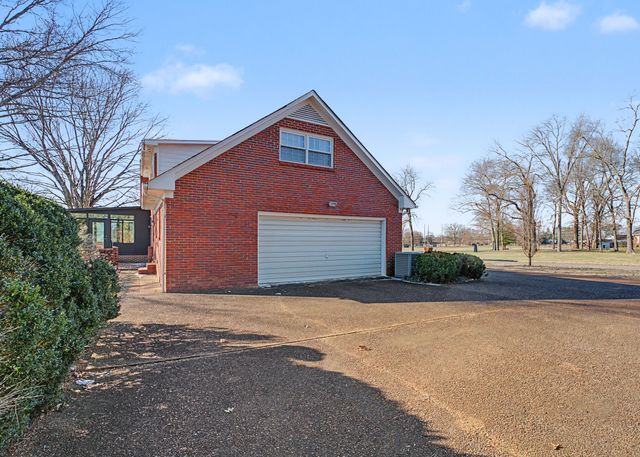 1206 Toben Ter, Lawrenceburg, TN 38464