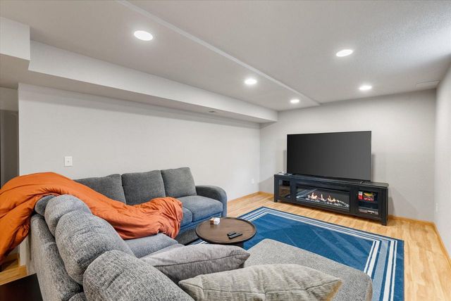 W273N2420 Arlington COURT, Pewaukee, WI 53072