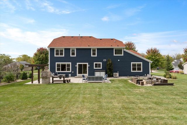 W273N2420 Arlington COURT, Pewaukee, WI 53072