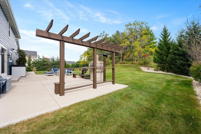 W273N2420 Arlington COURT, Pewaukee, WI 53072