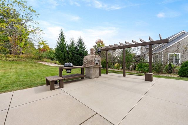 W273N2420 Arlington COURT, Pewaukee, WI 53072