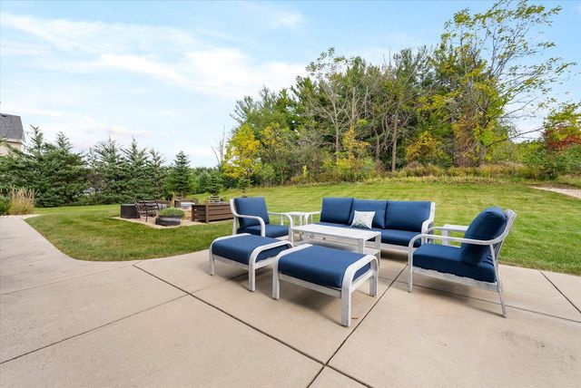 W273N2420 Arlington COURT, Pewaukee, WI 53072