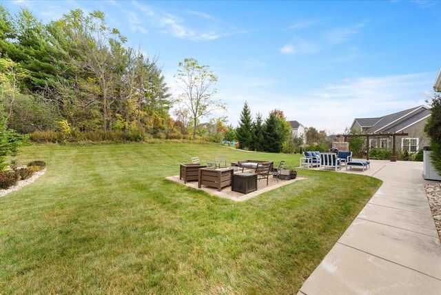 W273N2420 Arlington COURT, Pewaukee, WI 53072