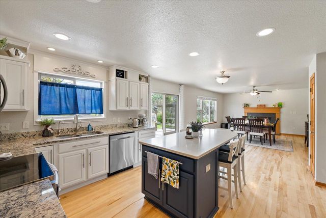 W273N2420 Arlington COURT, Pewaukee, WI 53072