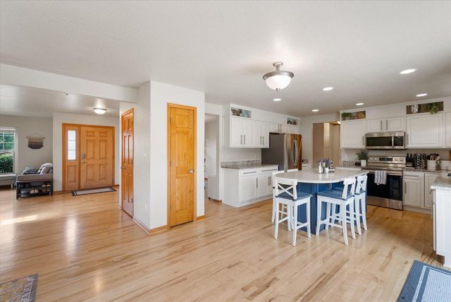 W273N2420 Arlington COURT, Pewaukee, WI 53072