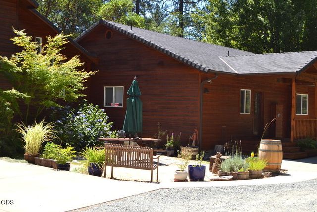 737 Pinecrest Drive, Grants Pass, OR 97526