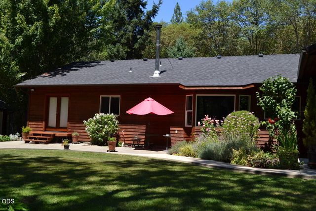 737 Pinecrest Drive, Grants Pass, OR 97526