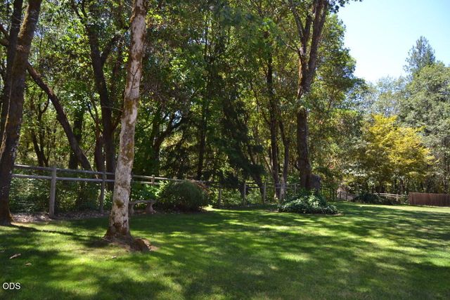 737 Pinecrest Drive, Grants Pass, OR 97526