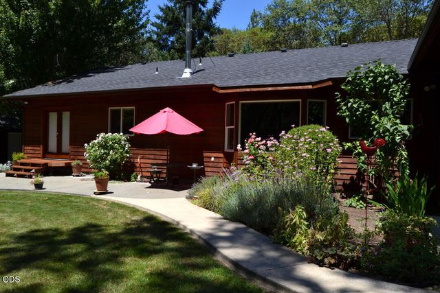 737 Pinecrest Drive, Grants Pass, OR 97526