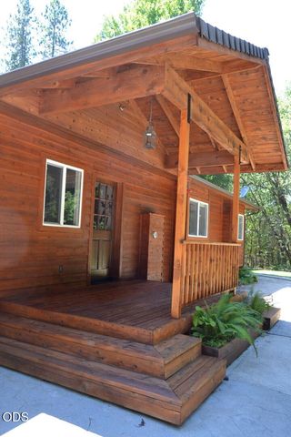 737 Pinecrest Drive, Grants Pass, OR 97526