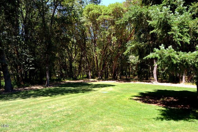 737 Pinecrest Drive, Grants Pass, OR 97526