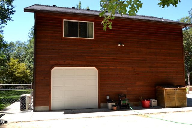 737 Pinecrest Drive, Grants Pass, OR 97526