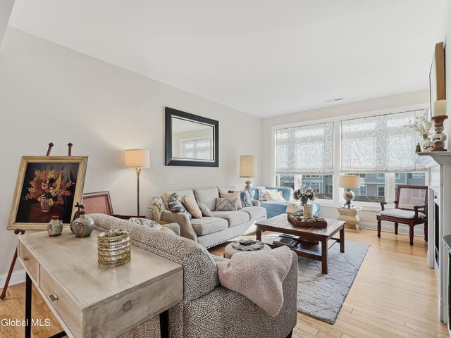 612 Lois Lane, Niskayuna, NY 12304