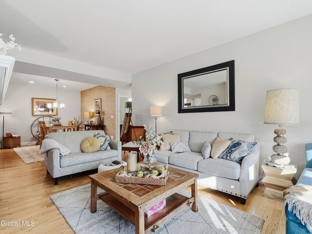 612 Lois Lane, Niskayuna, NY 12304