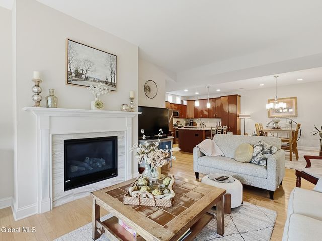 612 Lois Lane, Niskayuna, NY 12304