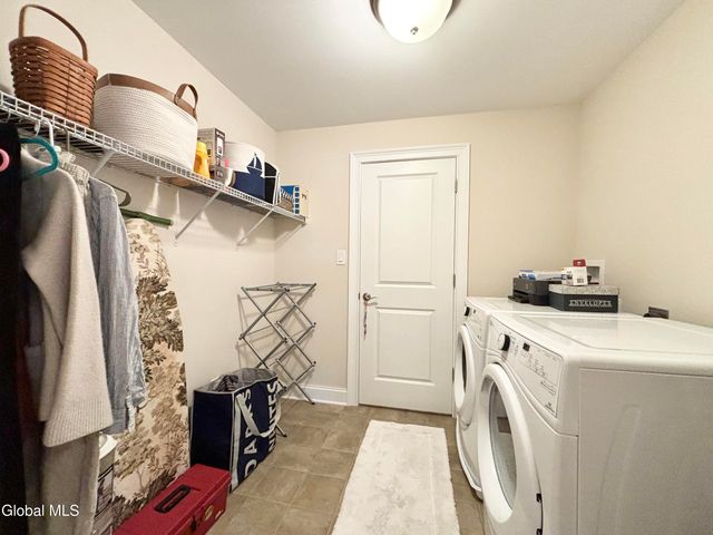 612 Lois Lane, Niskayuna, NY 12304