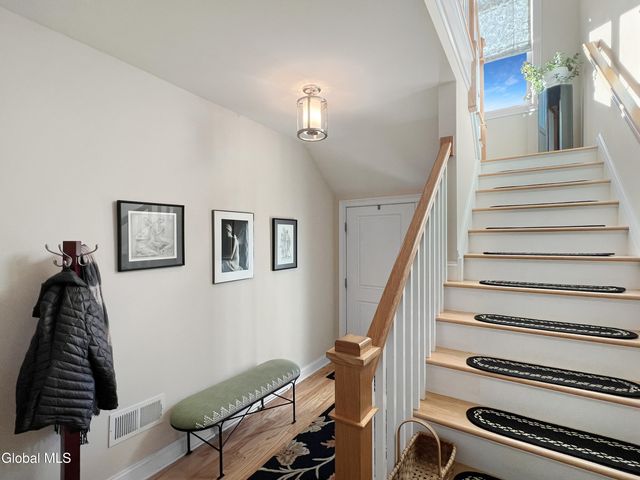 612 Lois Lane, Niskayuna, NY 12304