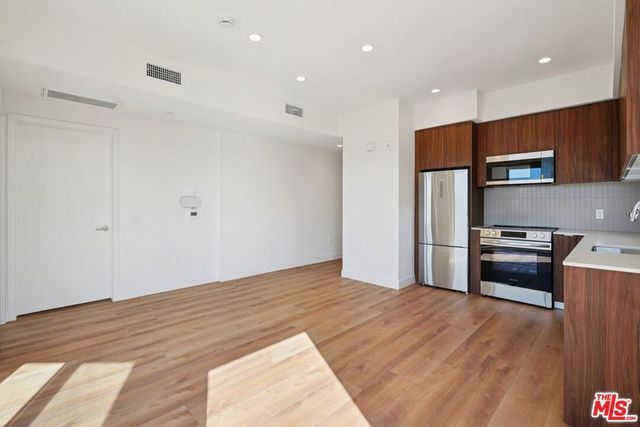 10431 Santa Monica Boulevard 208, Los Angeles, CA 90025