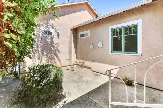 4229 T St, Sacramento, CA 95819