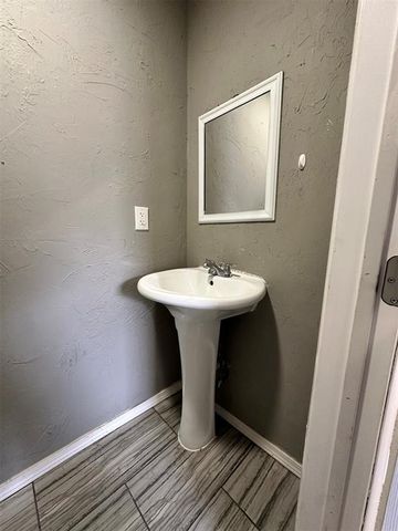 860 S Scott Street, Del City, OK 73115