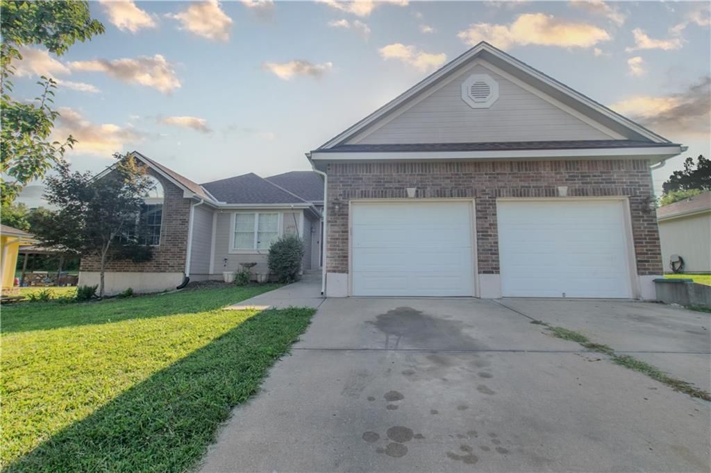 2500 Twin Oaks Drive, Harrisonville, MO 64701