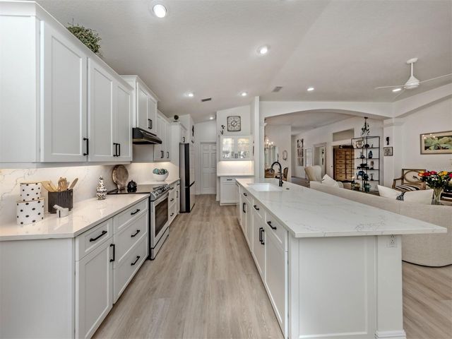 404 PINEWOOD LAKE DRIVE, Venice, FL 34285