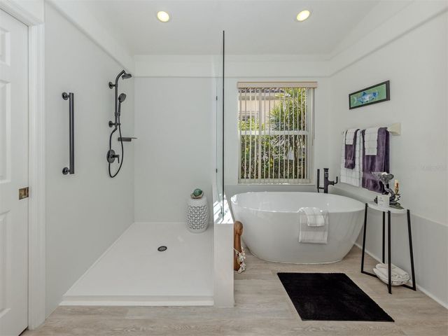 404 PINEWOOD LAKE DRIVE, Venice, FL 34285