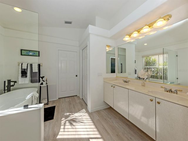 404 PINEWOOD LAKE DRIVE, Venice, FL 34285