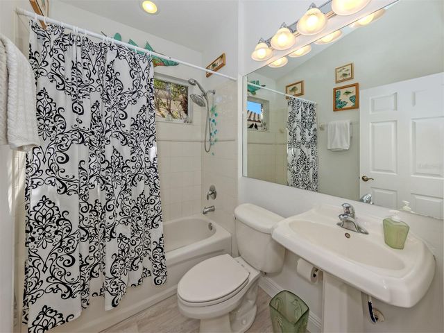 404 PINEWOOD LAKE DRIVE, Venice, FL 34285